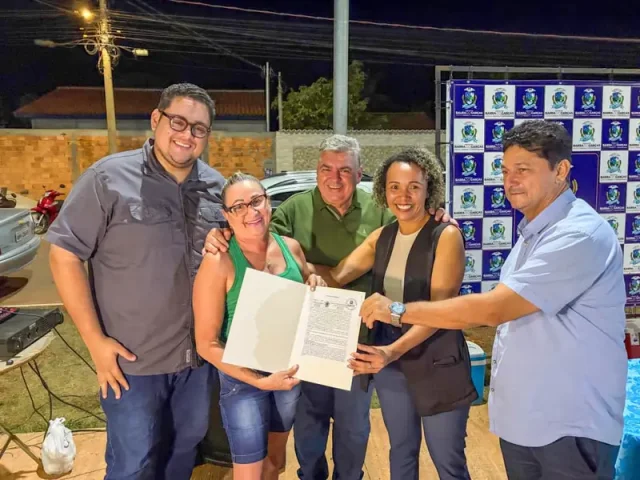 "Não tem sentimento melhor", destaca moradora ao receber escritura do Regulariza Barra