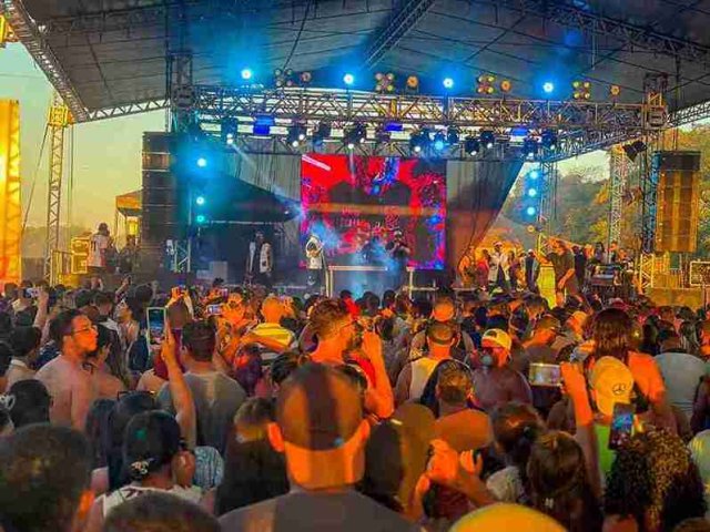 Bonde do Tigrão arrasta multidão e reúne 20 mil pessoas na Praia do Bosque