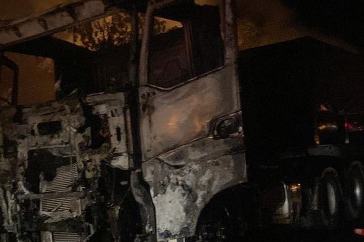 Carreta pega fogo e chamas atingem vegetação em rodovia de Colíder