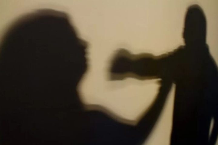 Jovem de 15 anos parte para cima do pai ao ver irmã cair durante agressão