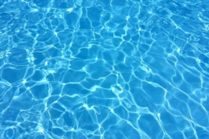 Menina de 3 anos morre após se afogar na piscina de casa em Cuiabá