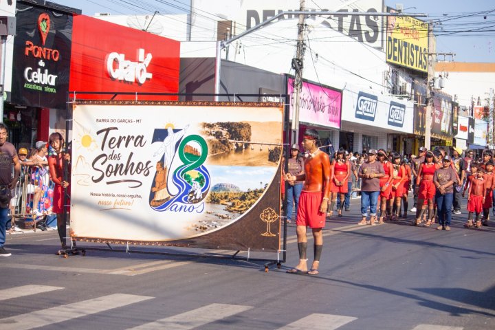 78 anos: Tradição e história tomam conta da avenida Ministro João Alberto em desfile de Barra do Garças