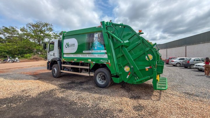 Barra do Garças recebe cinco novos caminhões para reforçar a coleta de lixo