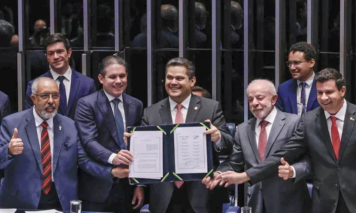 Congresso promulga emenda do fim da 6x1; escala 5x2 começa em 60 dias