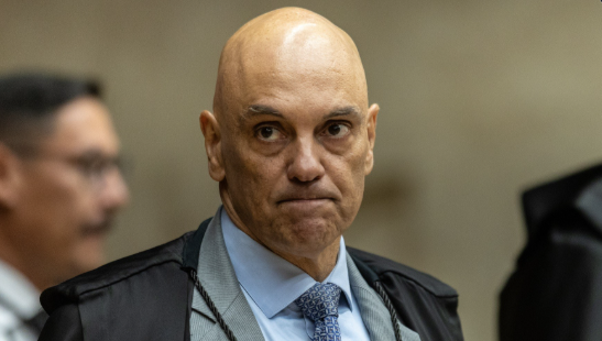Moraes manda Flávio entregar passaporte e o proíbe de deixar o país