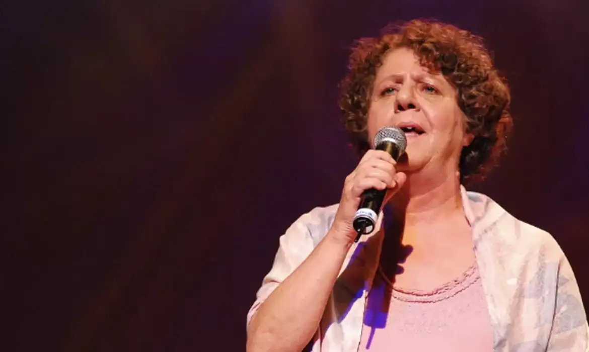 a_cantora_e_compositora_cristina_buarque