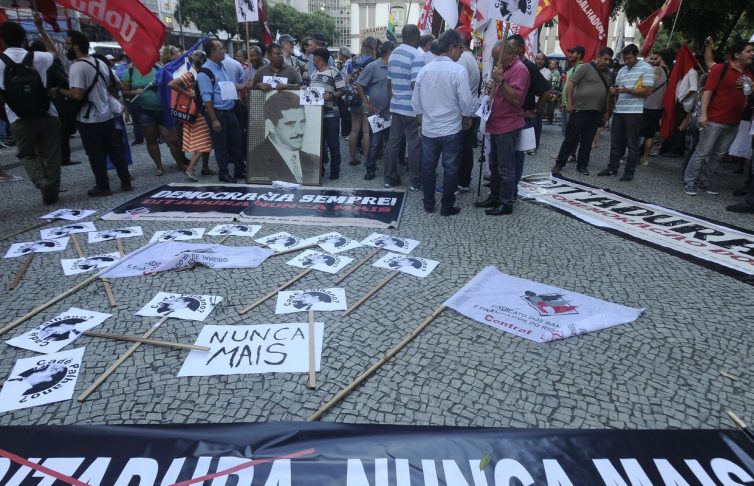 909520-ditadura20nunca20mais_protesto_rj.jpg