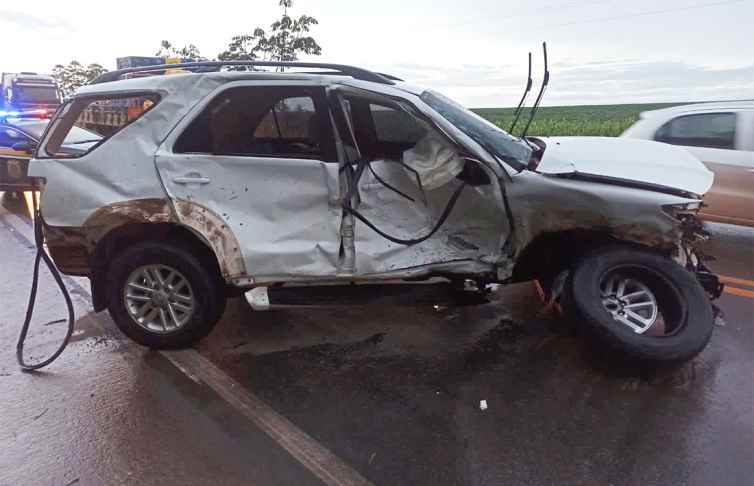 Acidente-Toyota-Hliux-e-Ford-Fiesta-BR-163-Sorriso-3-dezembro-2021-assessoria.jpg