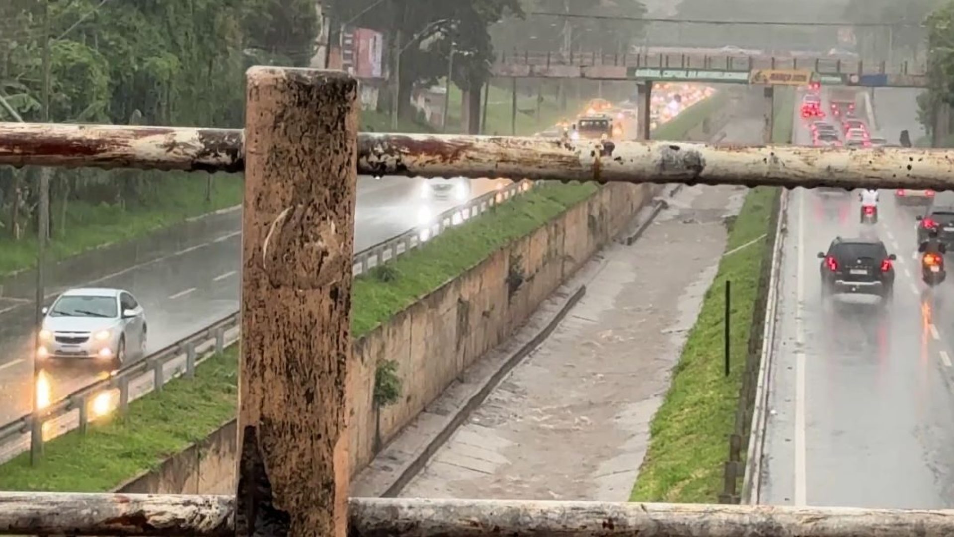 ruas com enxurradas após a chuva