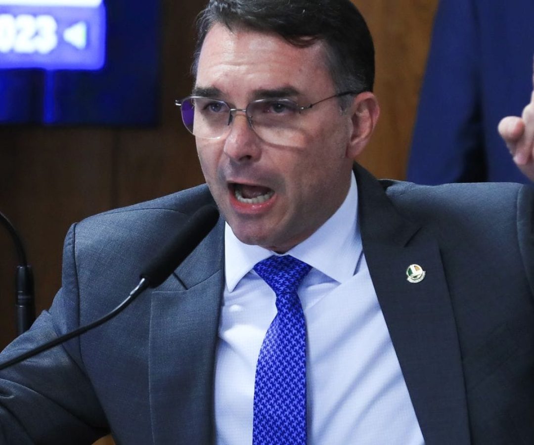 Em dia de operação contra Jair Bolsonaro, Flávio desembarca na Europa