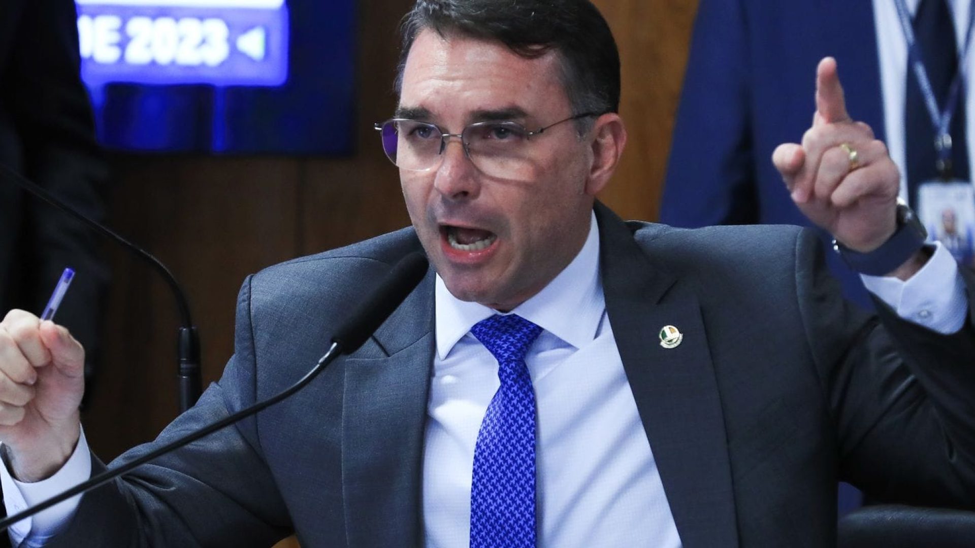 Em dia de operação contra Jair Bolsonaro, Flávio desembarca na Europa